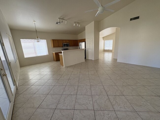 Building Photo - Great eastside location pet friendly