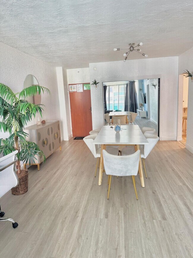 Building Photo - 4001 S Ocean Dr