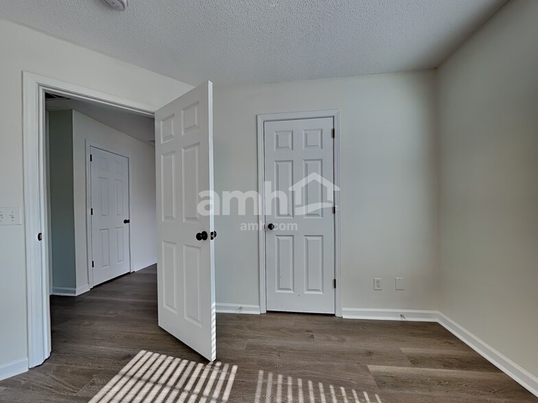 Building Photo - 300 Aspen Arbor