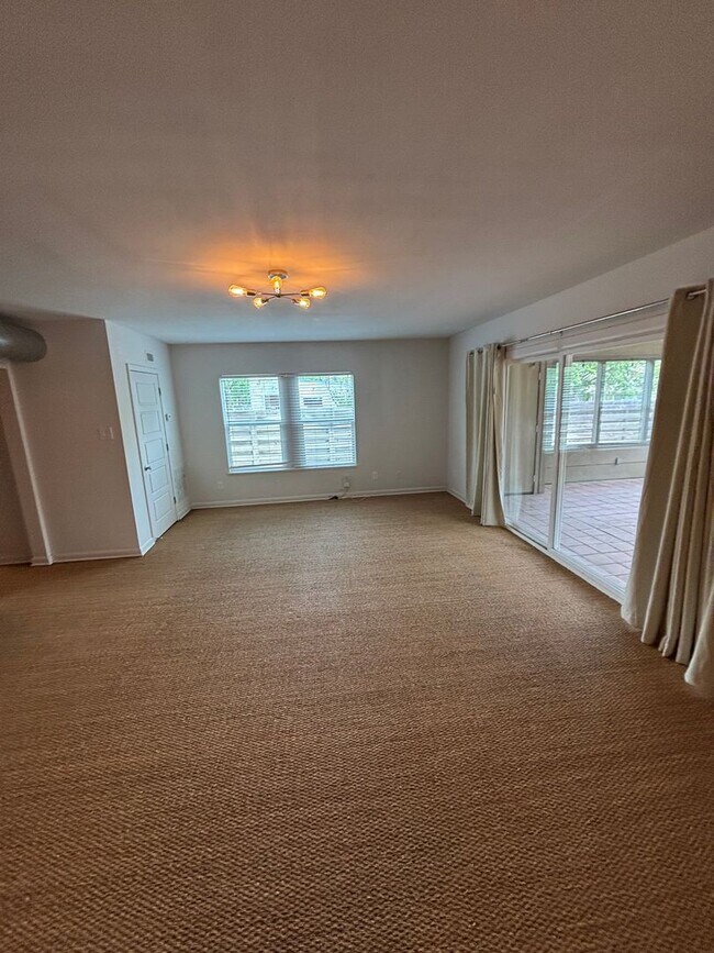 Building Photo - Mid Century Charmer