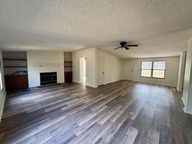 Building Photo - FOR RENT