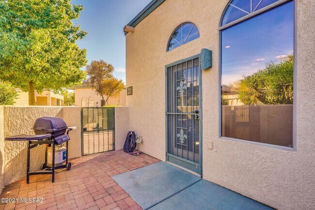 Building Photo - 2421 W Via Di Silvio