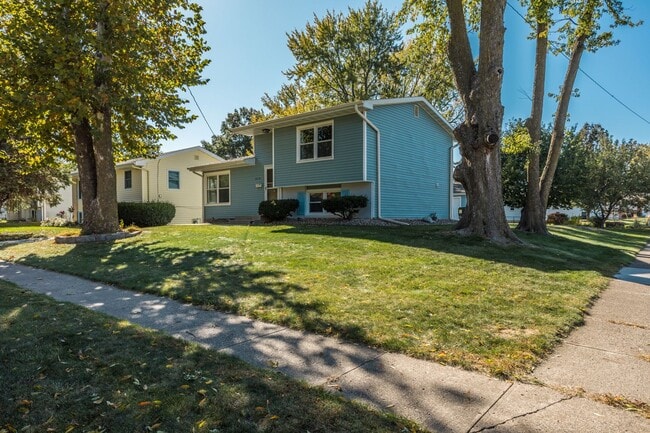 Building Photo - Great Urbandale home!