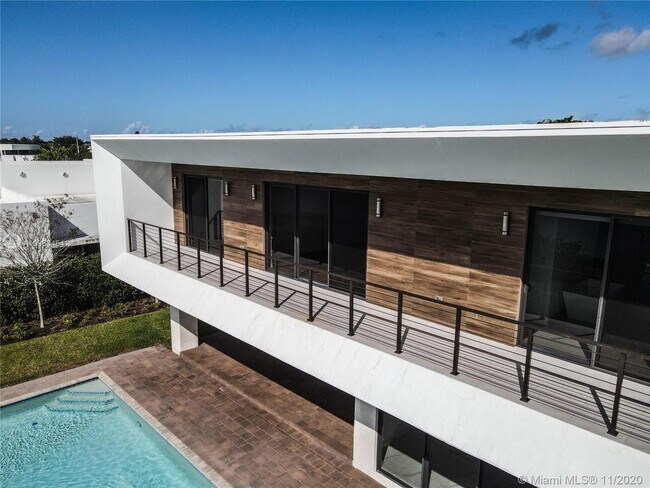 Building Photo - 16580 Sunset Way