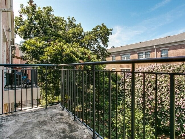 Building Photo - 2331 Worthington St