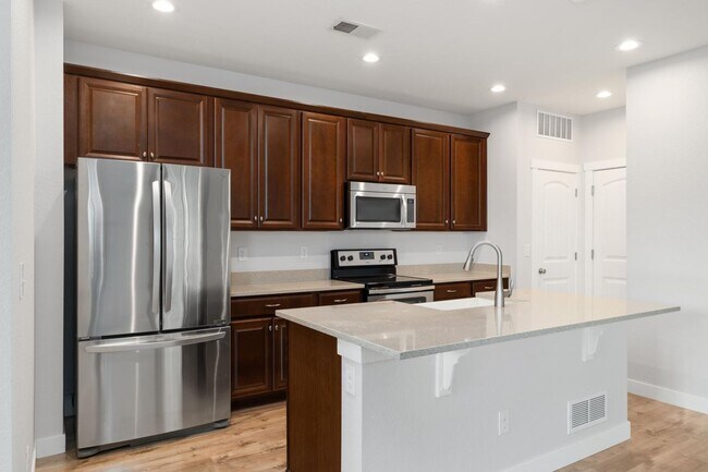 Building Photo - Outstanding Townhome W/ Large 3 Bed- 2.5 B...