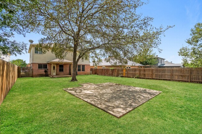 Building Photo - Large 5 Bedroom! Move in Ready!