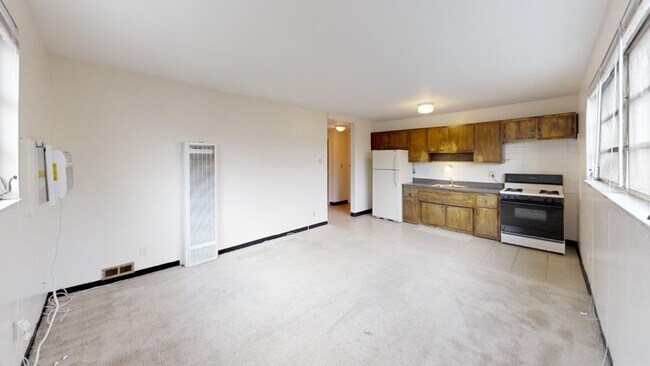 Building Photo - 107 E 16th Ave