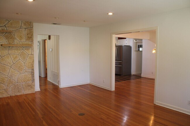 Building Photo - 2-BEDROOM IN TERRELL HILLS