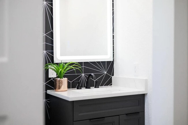 Building Photo - 415 N Shore Dr