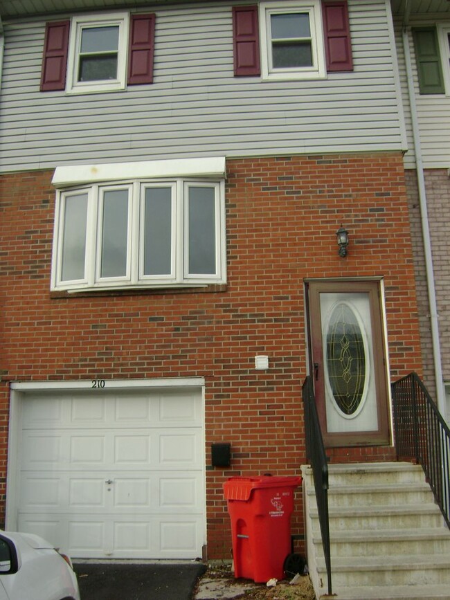 Primary Photo - Available immediately! 3 Bedroom Townhouse