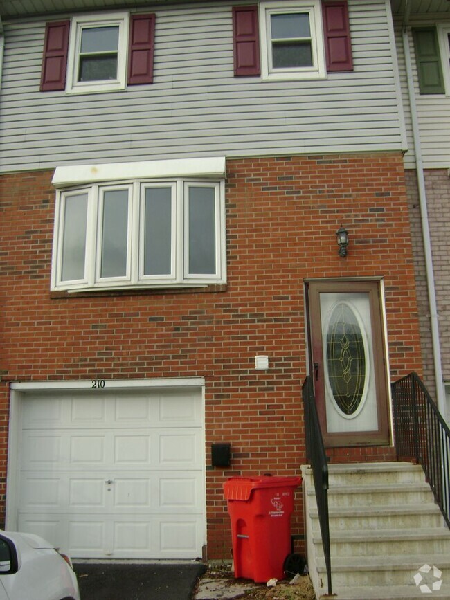 Building Photo - Available immediately! 3 Bedroom Townhouse