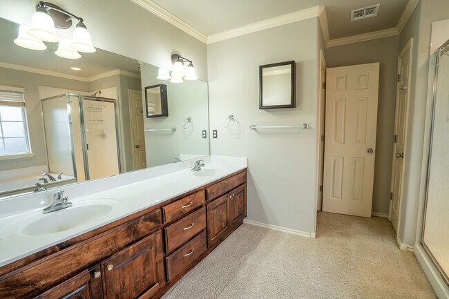 Building Photo - Beautiful 3 bed / 2 bath in New Tulsa!