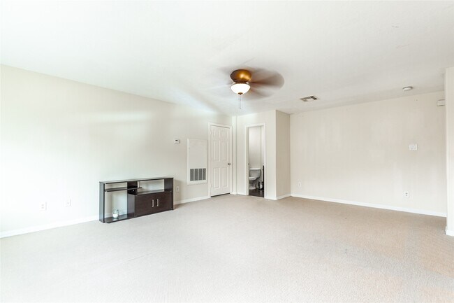 Building Photo - 2923 Royal Oaks Crest