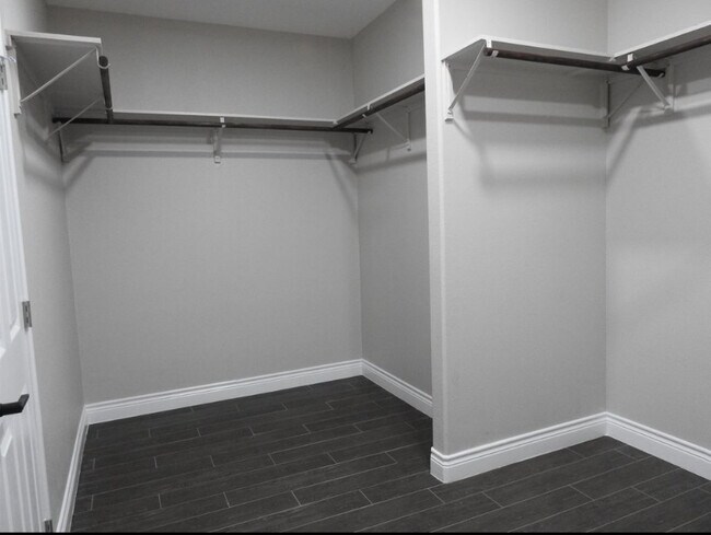 Building Photo - 400 Pitaya Ln