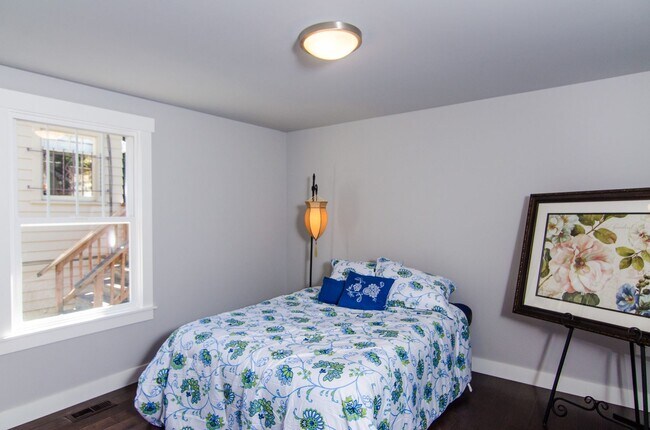 Building Photo - 4Bd/3.5Ba Seattle Home