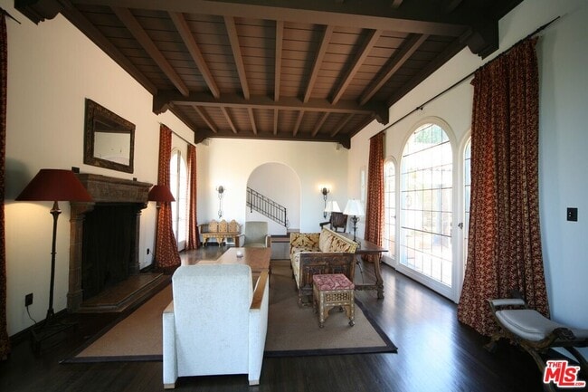 Building Photo - 2243 E Live Oak Dr