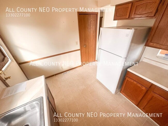 Building Photo - 217 Plum St N