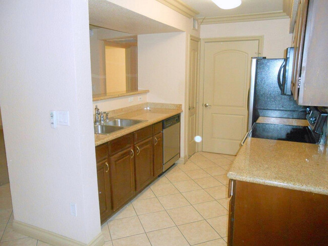 Building Photo - Spacious 1 Bedroom Downstairs Condo in SW ...