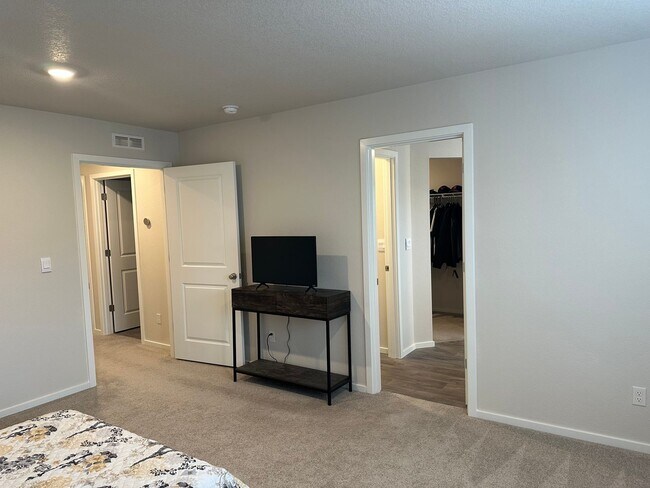 Building Photo - Newer 4 bedroom 2.5 bathroom house! AVAILA...