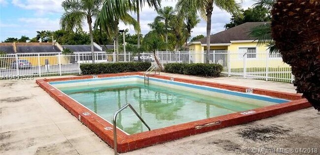 Building Photo - 177 NE 12th Ave