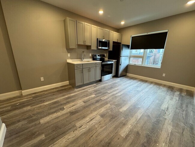 Building Photo - 650 Beach St