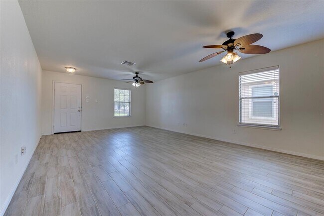 Building Photo - 7906 Yaupon View Dr