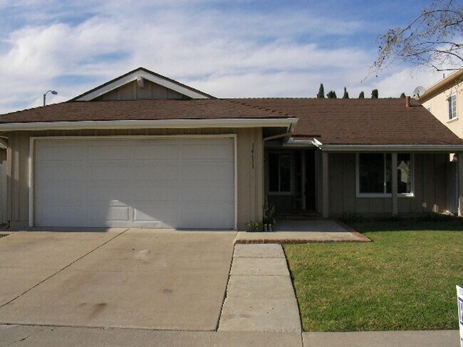 Building Photo - Remodeled Single Story House, Available 8/15/26