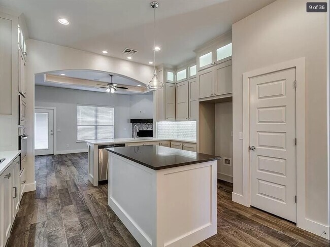 Building Photo - 2605 NE 14th St