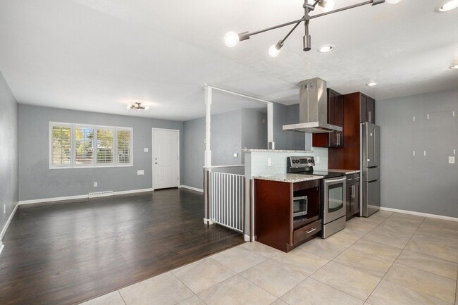 Building Photo - 4 Bedroom 3 Bathroom House-Available NOW!