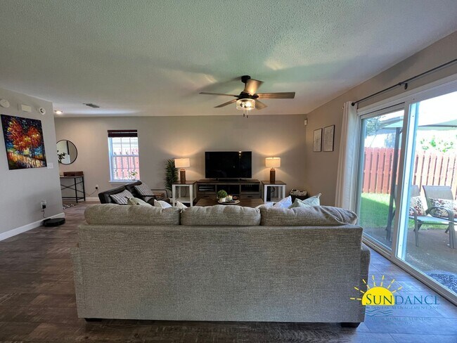 Building Photo - Impeccable 3 Bedroom Home in Shalimar!