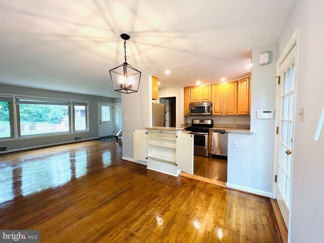 Building Photo - 2220 Primrose Dr