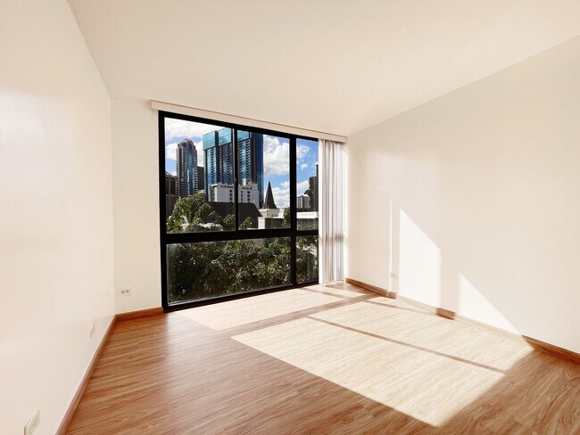 Building Photo - Downtown Living at Royal Queen Emma! 2 PAR...