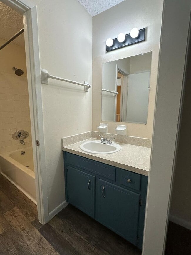 Building Photo - 2 Bed Townhouse in Central Pensacola