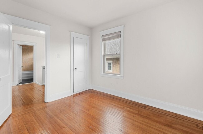 Building Photo - Single family home with hardwood floors th...