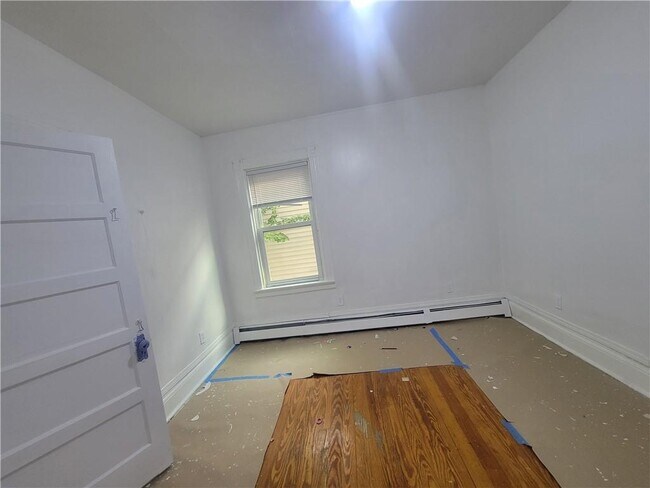 Building Photo - 123 Putnam St