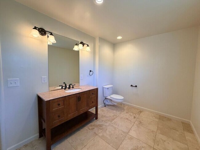 Building Photo - 3 Bed and 3 Bath Home Located Off of Forest Ave