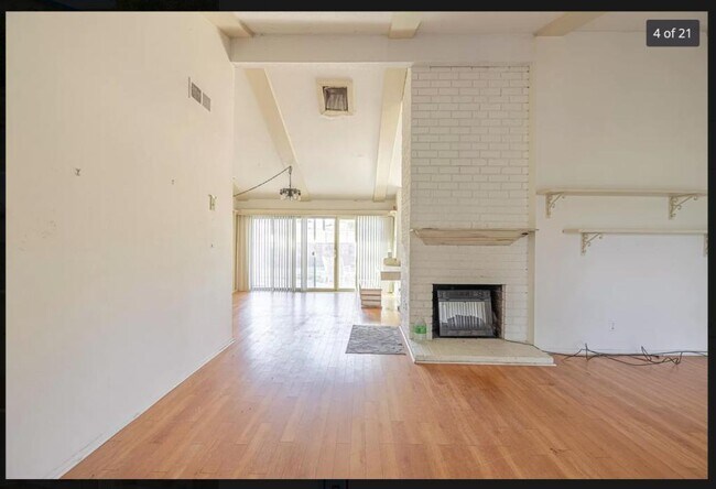 Building Photo - 1108 Valiant St