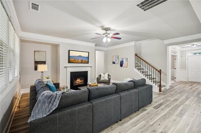Building Photo - 5180 Mirror Lake Dr