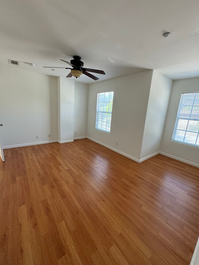 Building Photo - 923 Royal Oaks Dr