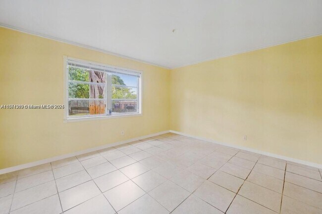 Building Photo - 124 NE 19th Ct