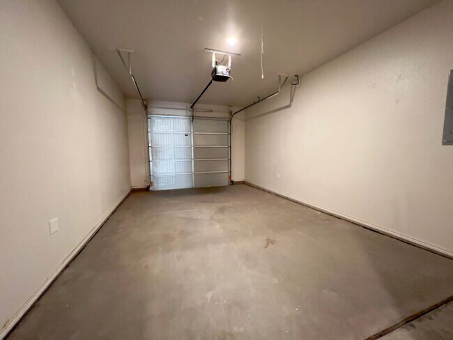 Building Photo - Beautiful 2-Bedroom Townhome in Frenship ISD