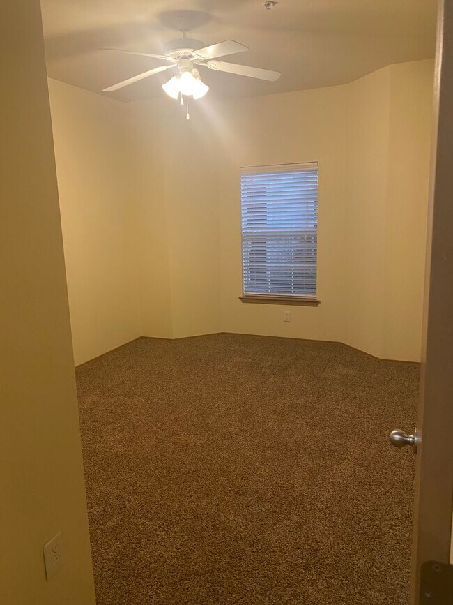 Building Photo - 1000 Diamond Dr