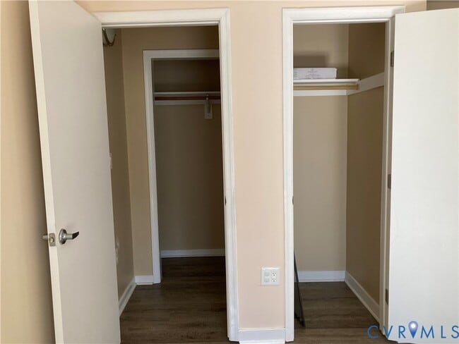 Building Photo - 14720 Village Square Pl
