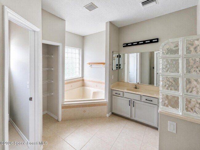 Building Photo - 781 Glen Abbey Way