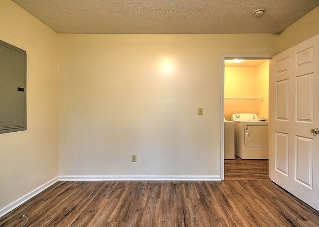 Building Photo - 303 Moorland Dr