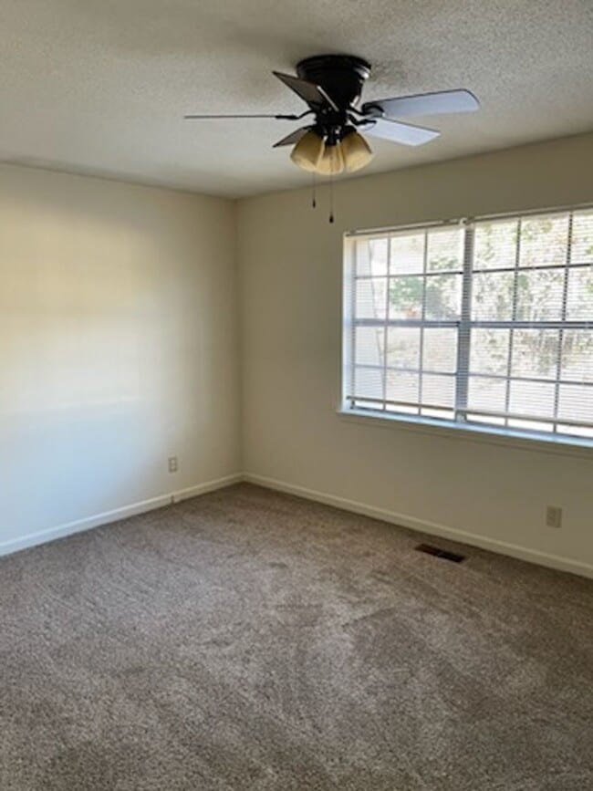 Building Photo - HAMILTON CIRCLE 1154-1156