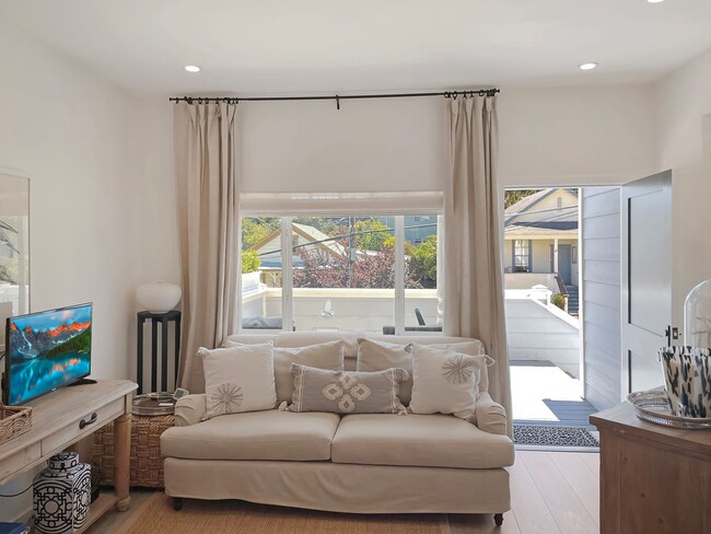 Building Photo - Remodeled and Modern, Open Floor-plan, Lux...