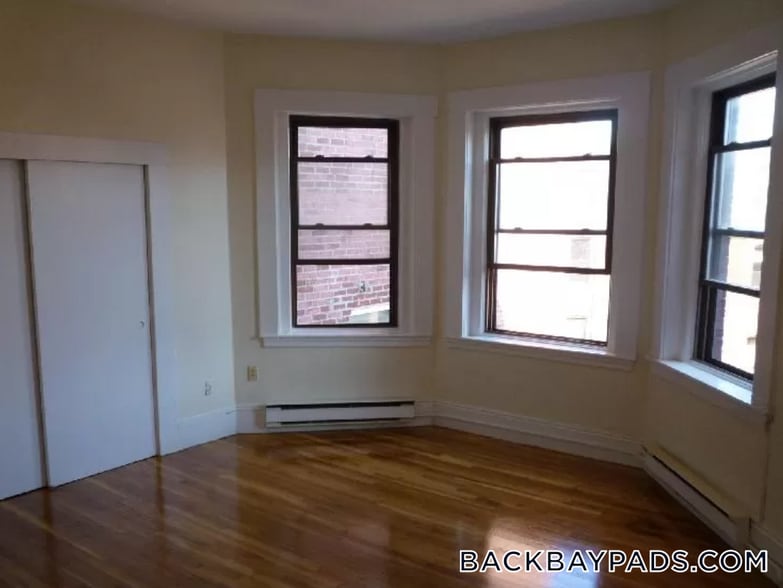 Building Photo - 913 Boylston St