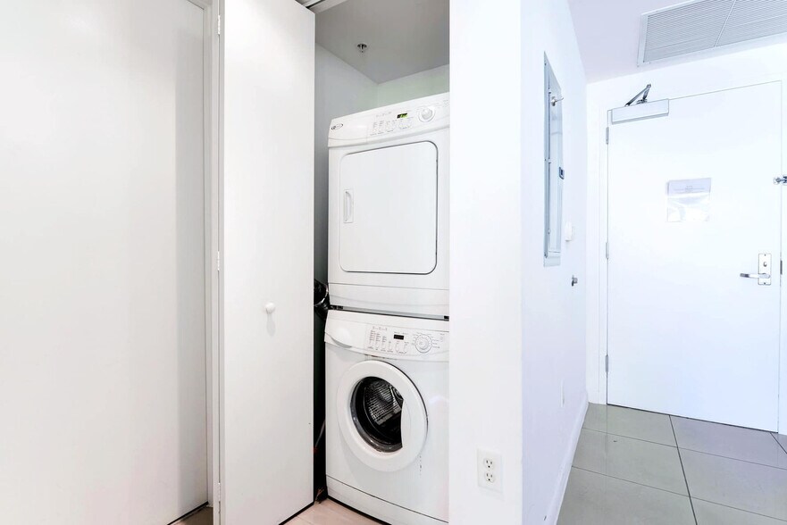 Building Photo - 3250 NE 1st Ave